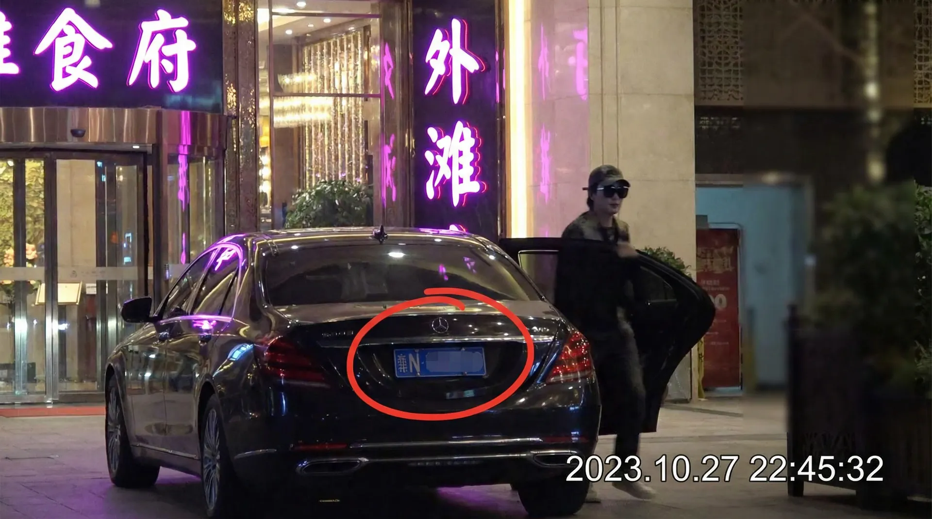 51吃瓜网 - 豪车餐厅外偷拍